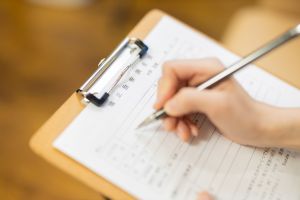 問診票に記入する手元