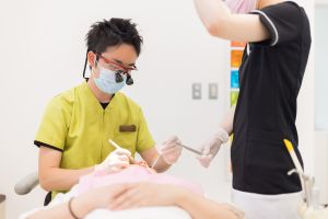 患者を治療する歯科医師