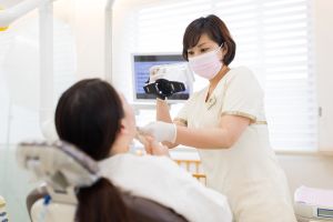 撮影する歯科衛生士