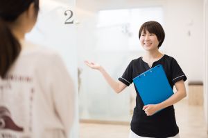 患者をユニットに導入する歯科スタッフ