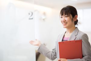 患者をユニットに導入する歯科スタッフ