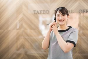 電話応対する歯科受付スタッフ