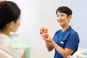 カウンセリングする歯科医師