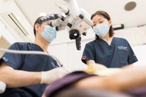 マイクロスコープを使用する歯科医師