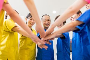 円陣を組む歯科スタッフ